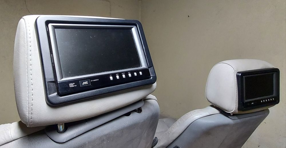 Автомобилни седалки с монитори. Кожени