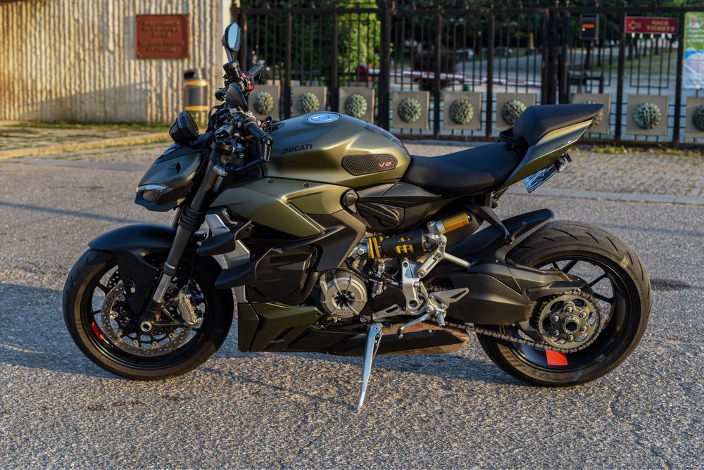 Ducati streetfighter v2 stormgreen  2023