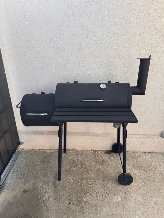 Gratar cu afumatoare