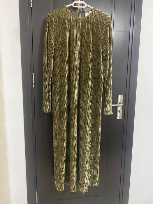 Vând rochie model deosebit