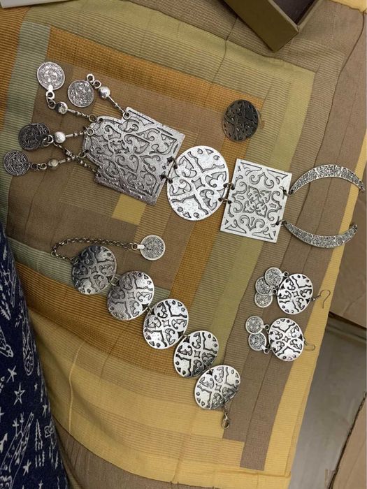 продам набор национальных бижутерии