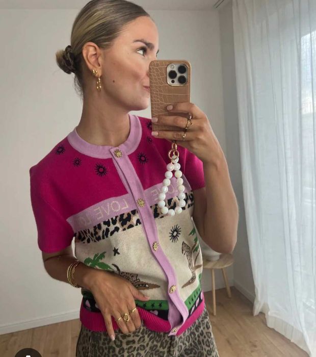 Дамска жилетка с уникални копчета