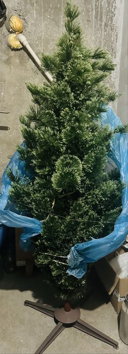 Продам елку 1,75 метром пушистая как новая, мало пользовались