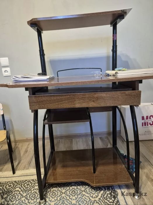 Стол компьютерный полированный