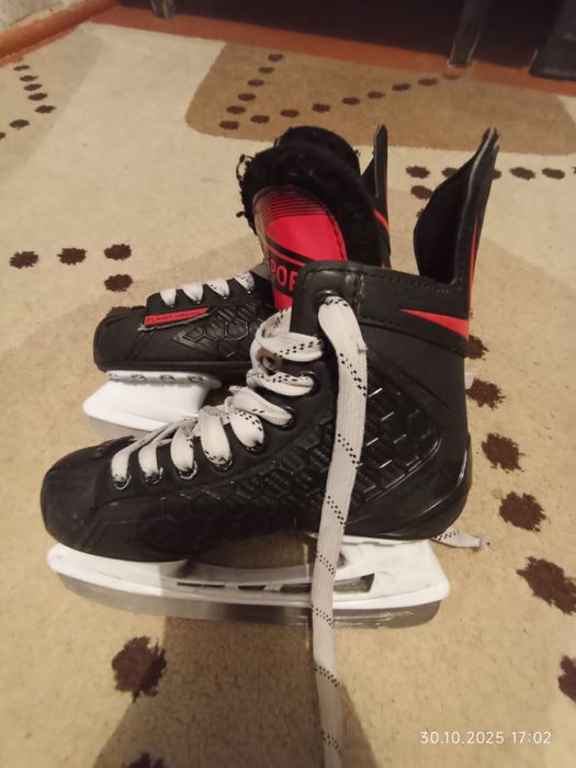 Продам коньки 37 размера носили всего год ,в хорошем состояние