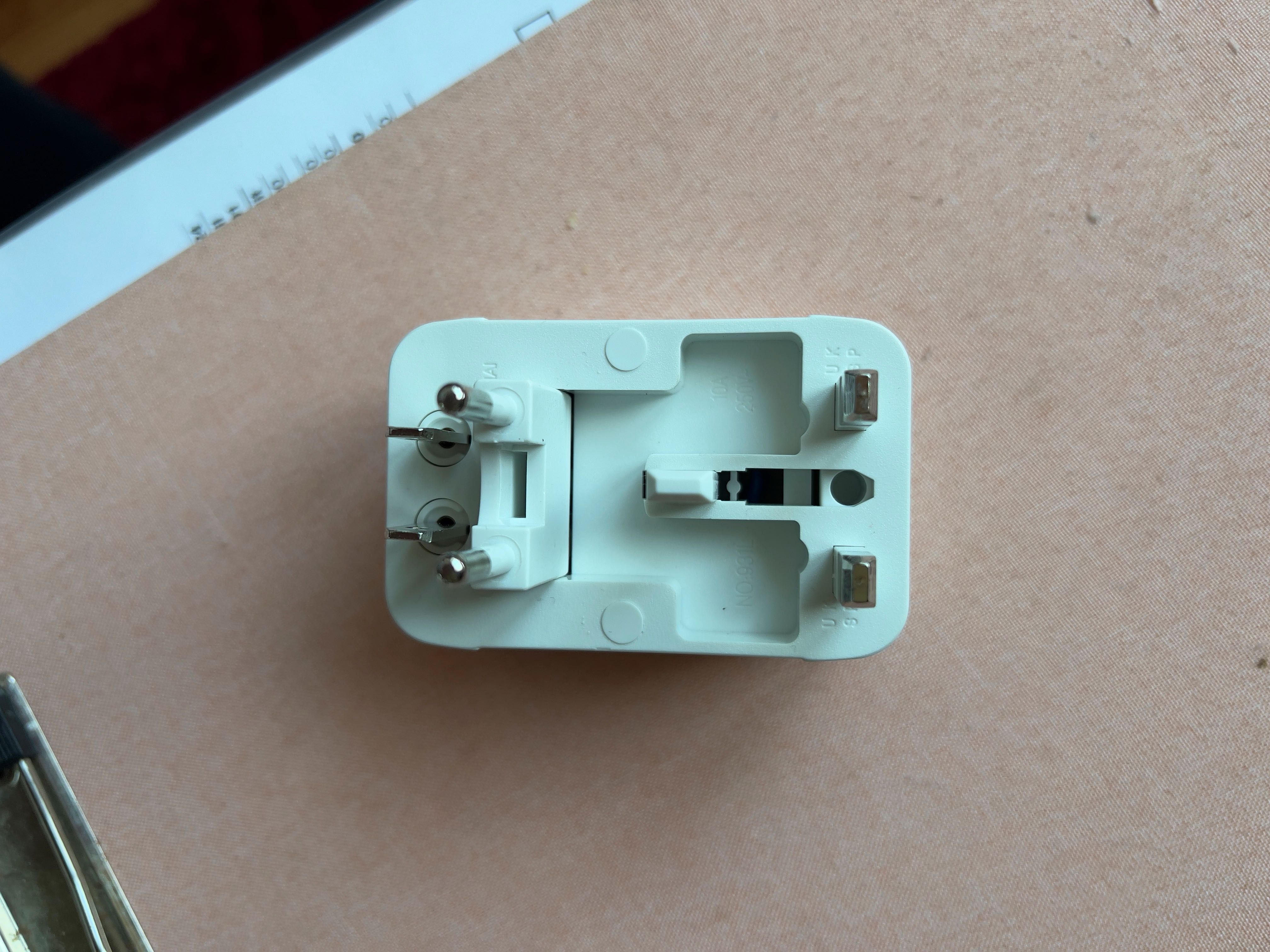 Adaptor universal priza EU/UK/SUA/JP/C/AUS/TH