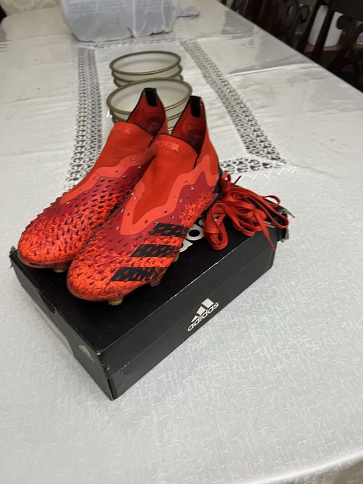 Бутсы для футбола негде не порваные хорошом состаяни