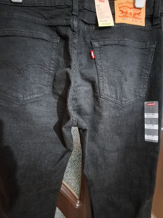 Blugi noi Levis pentru bărbați