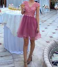 Коктейлна рокля в пепелно розов цвят