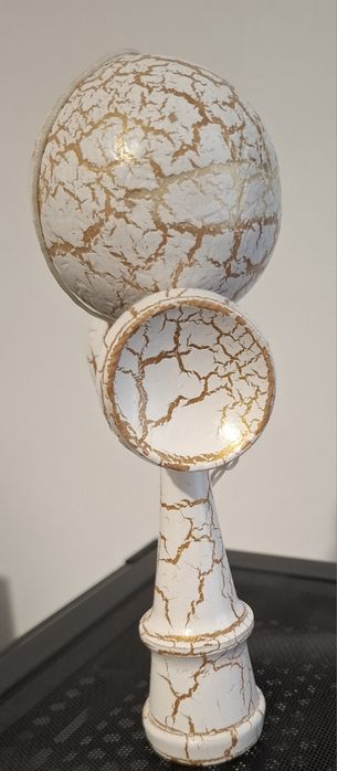 Kendama  alba cu pete galbene