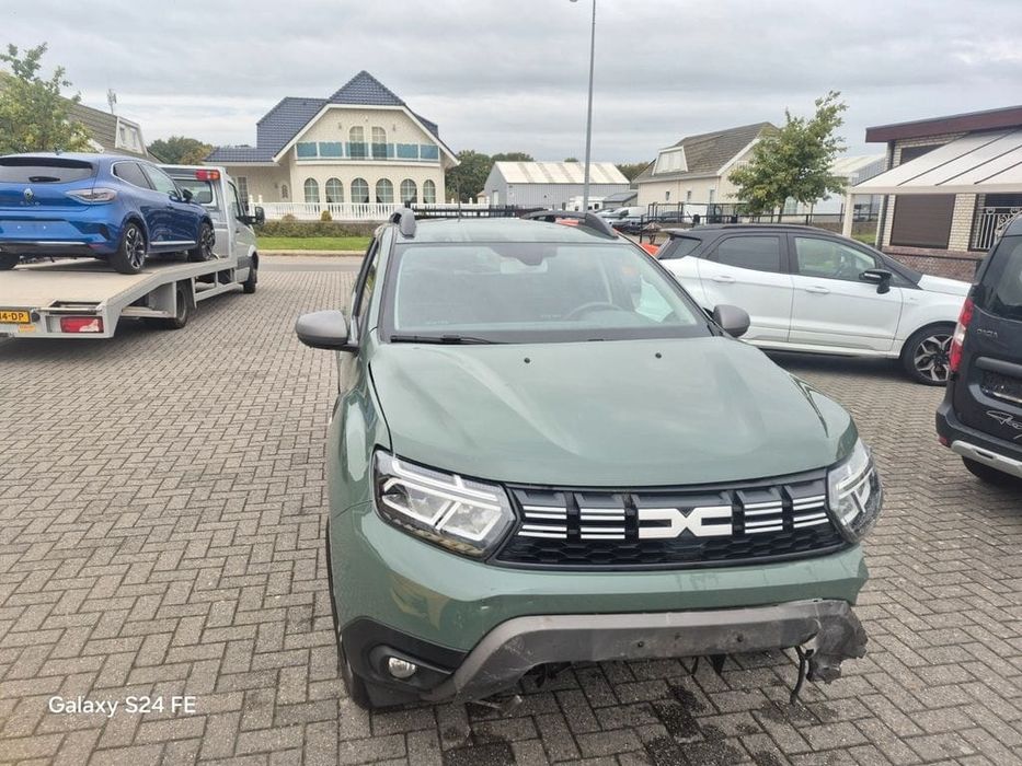 Vând Dacia Duster an 2024 avariat 15 dci 4x4 15000 km