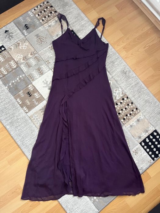 Rochie cu spate gol crapata pe picior