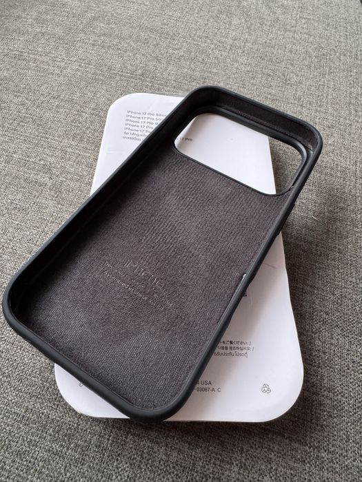 Husa iPhone 17 pro, black