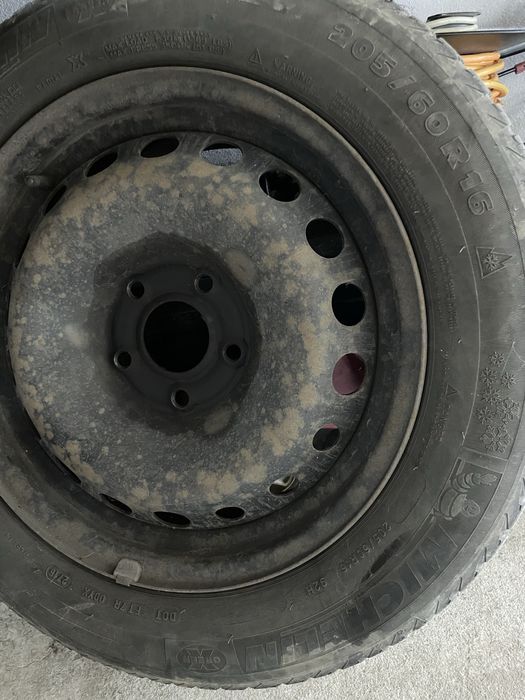 Cauciucuri de iarna cu jante de tabla R16