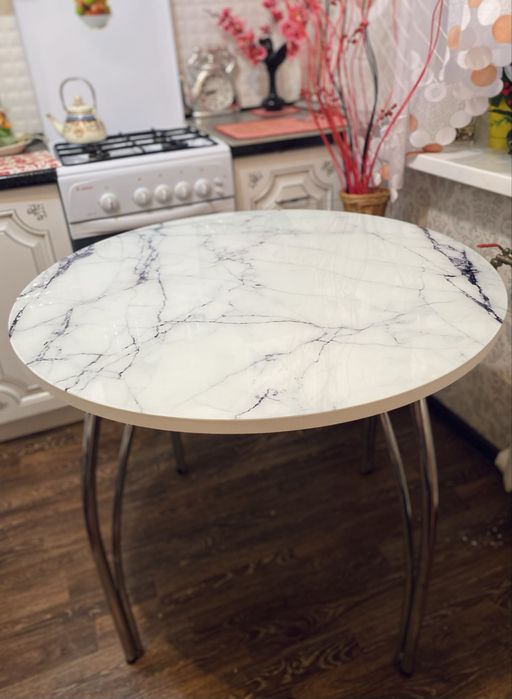 Стол в отличном слстоянии