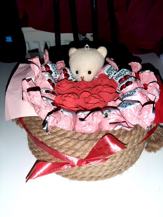 Cos cu flori și dulciuri