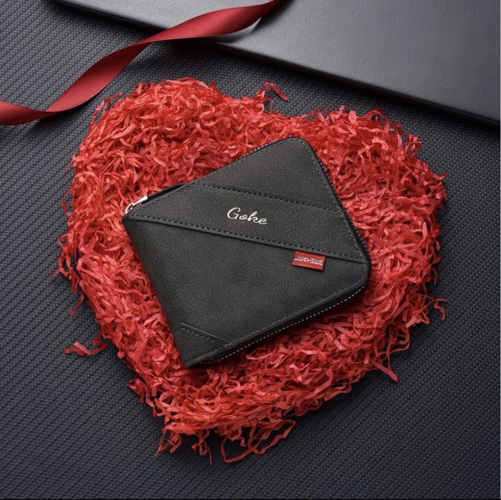 Продается массивный кошелек с двумя отсеками на зашелке.