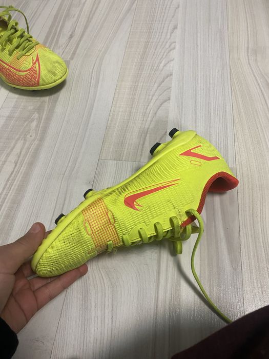 Vand pereche de fotbal mercurial