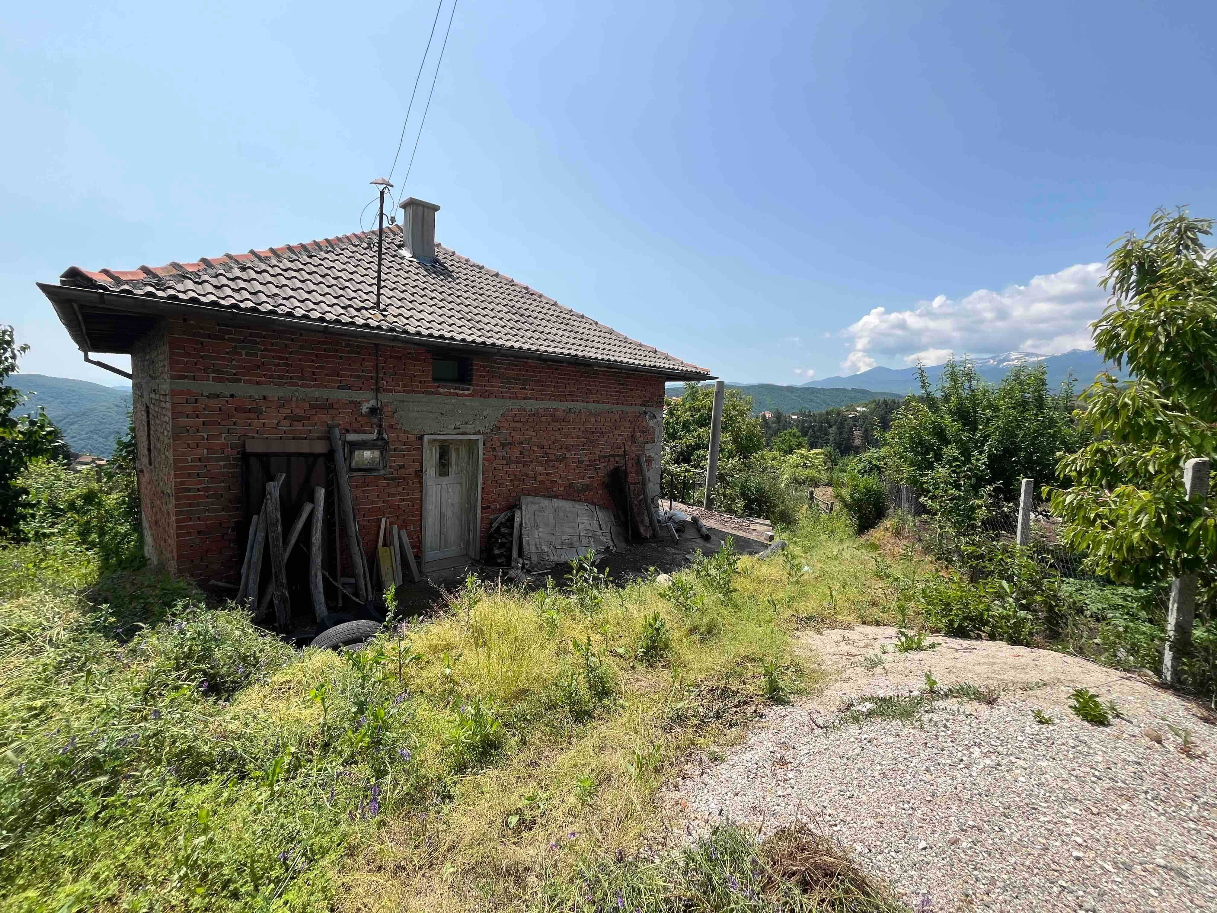 Голям парцел с къща и селскостопанска постройка в село Кремен
