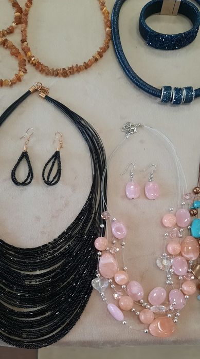 Колье и кулоны и  много других украшений