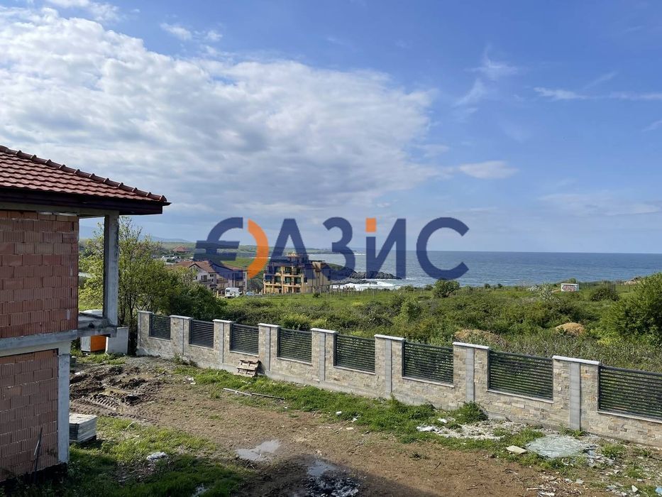 Двуетажна вила с басейн на първа линия море в комплекс "Синеморец