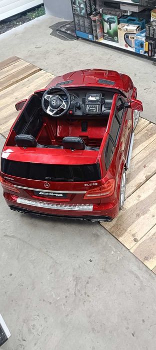 Двуместна електрическа кола