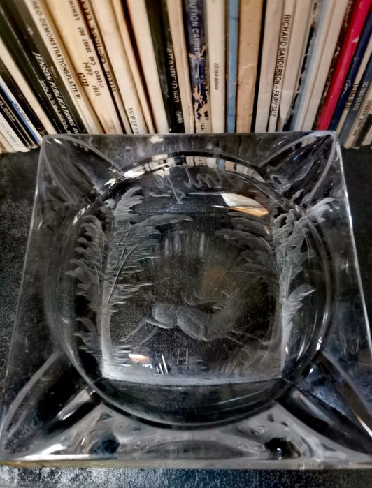 Антикварен кристален ръчно гравиран пепелник пури пурети цигари тоскан