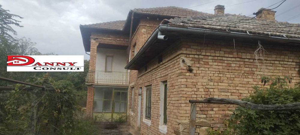 Двуетажна къща с двор и кладенец в с. Иванча