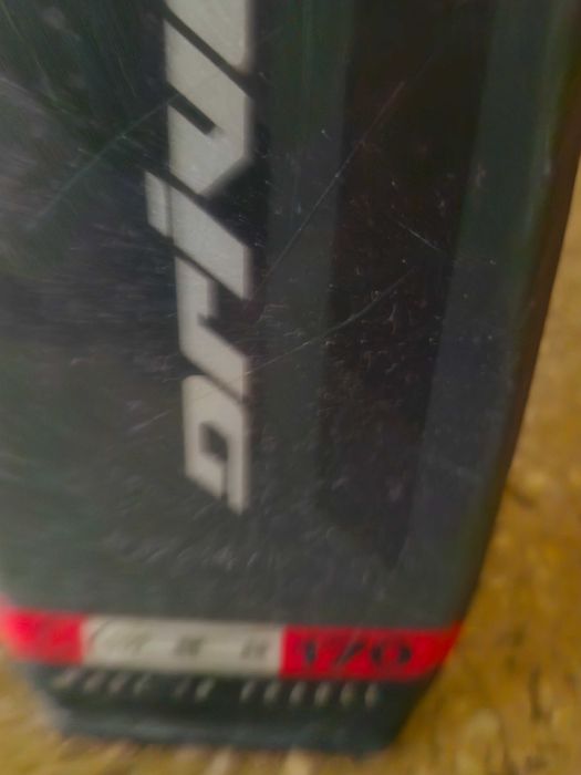 Vând două perechi de schiuri, Dynastar, 1,70 m și Rossignol, 1,60 m.