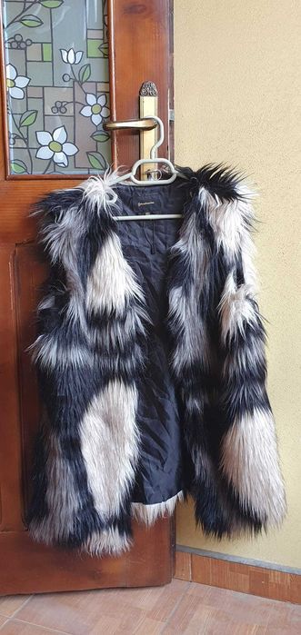Vestă de blană Stradivarius – elegantă, modernă, stare bună