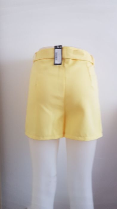 Pantaloni scurți