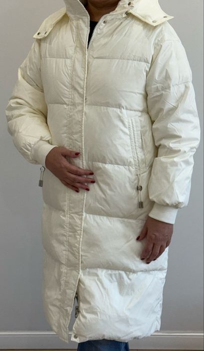 Лёгкий пуховик из гусиного пуха с капюшоном и карманами