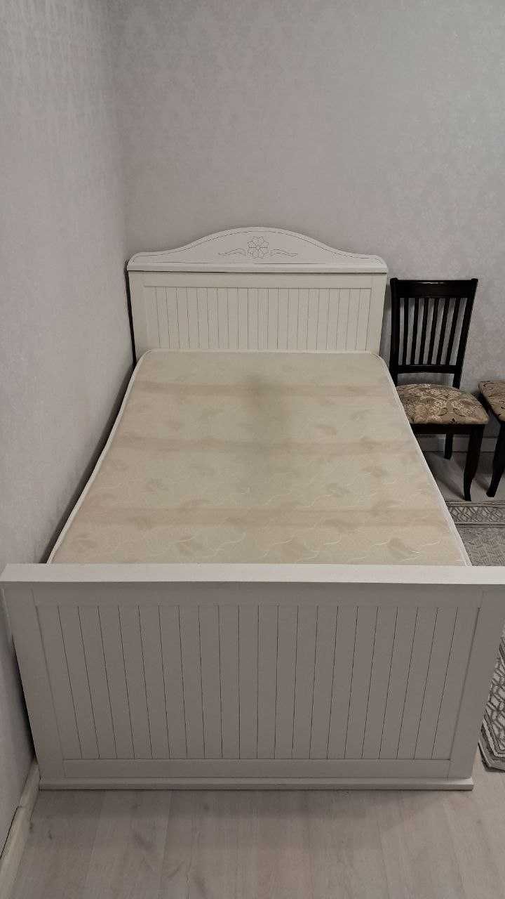 Продаётся кровать полуторка с матрасом