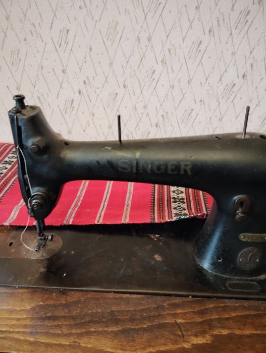 Vând mașina de cusut Singer.
