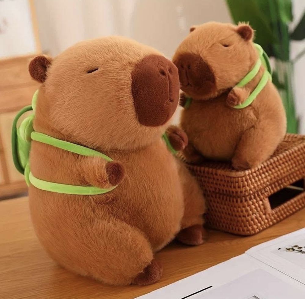 Плюшена играчка Капибара с раничка Костенурка, 40см