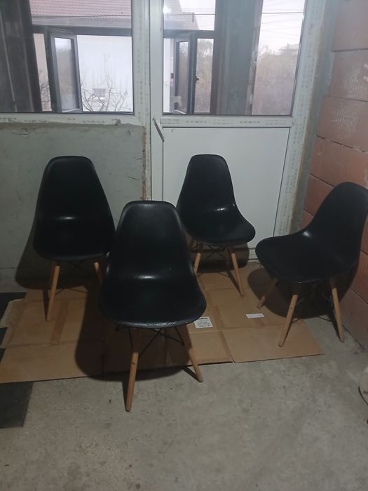 4 scaune tip scoică robuste pentru bucătărie picioare lemn ,prezintă m
