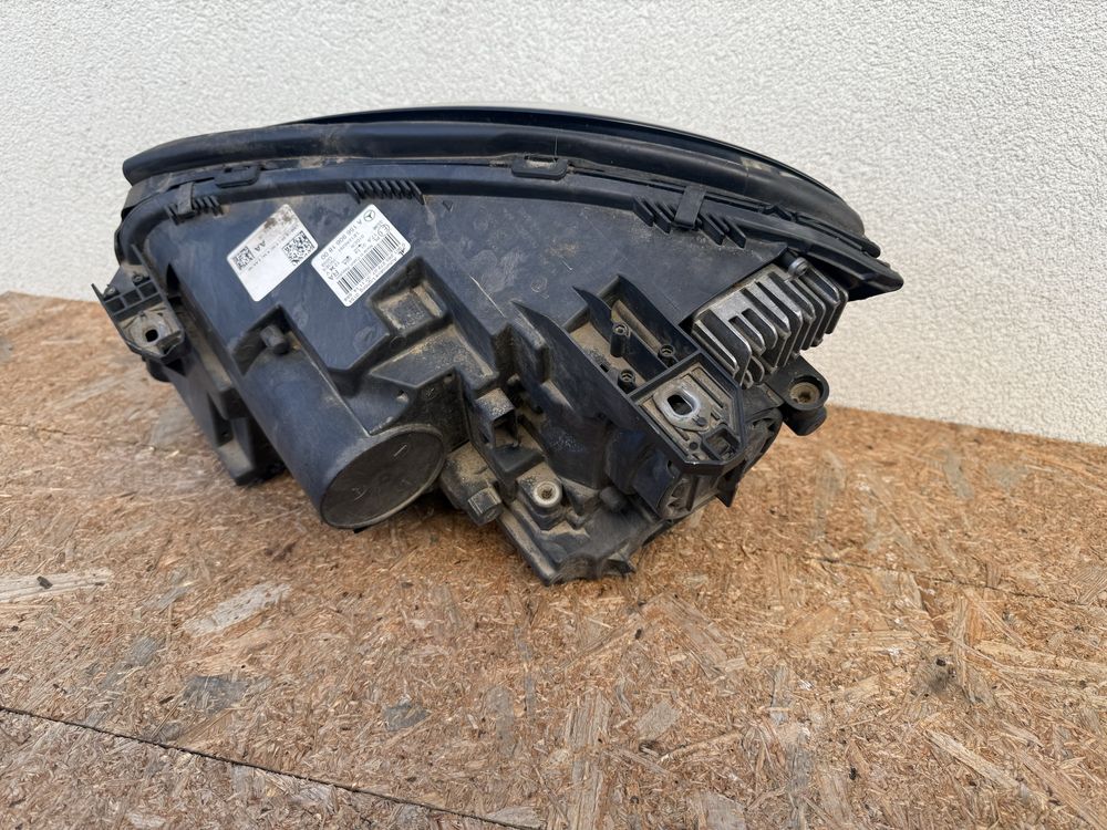 Far dreapta Mercedes GLA W156 Bi Xenon + LED Original Europa