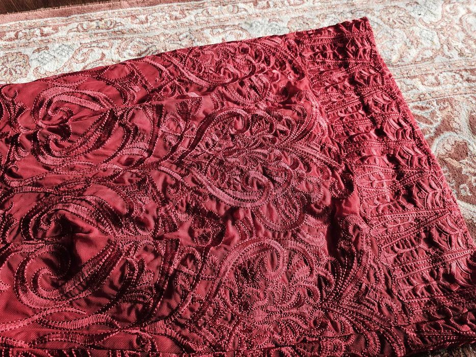 Червена официална рокля без ръкави с бродерия с копринени конци