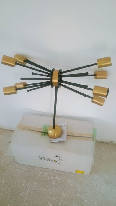 Lustra pe tija, noua, moderna.