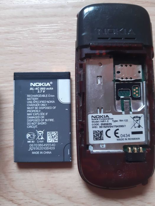 Телефон NOKIA 1661-2, със зарядно устройство