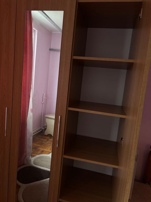 Dulap mare cu trei compartimente și oglindă