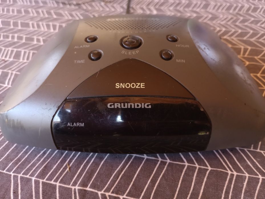 Radio cu ceas și alarmă Grundig!