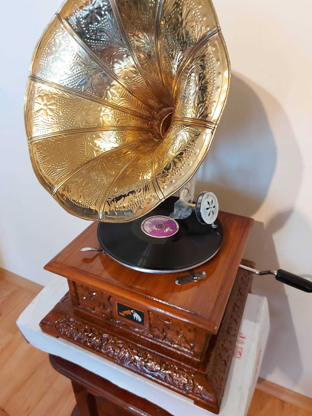Грамофон с фуния- модел от началото на 20в. -реплика