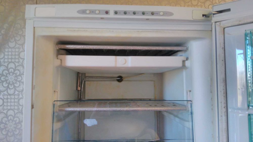 Неработещ фризер Аристон, за ремонт или за части