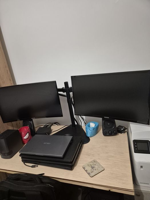 Monitoare Samsung cu stativ si dock