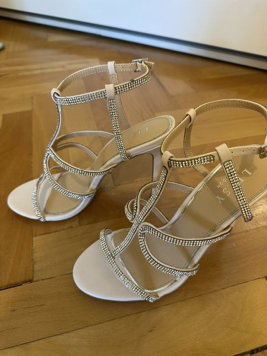 Уникални сандали на Lipsy