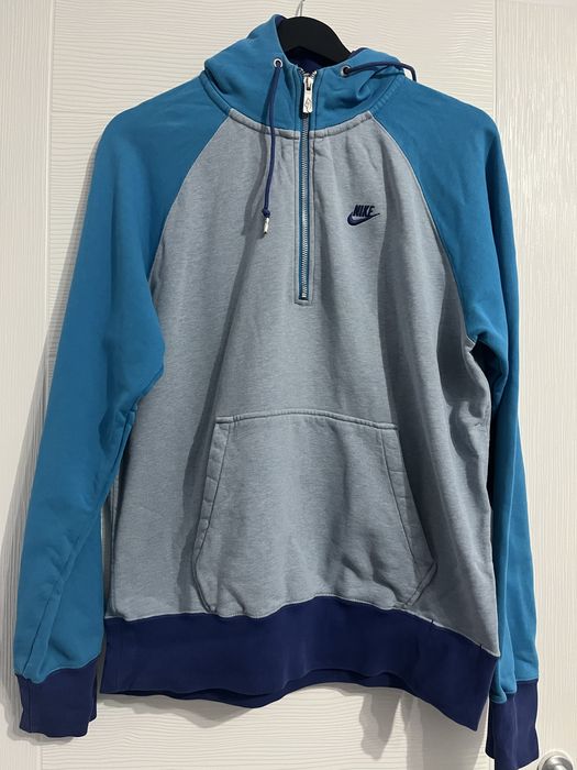 Hanorac nike , marime M , este puratat de cateva ori