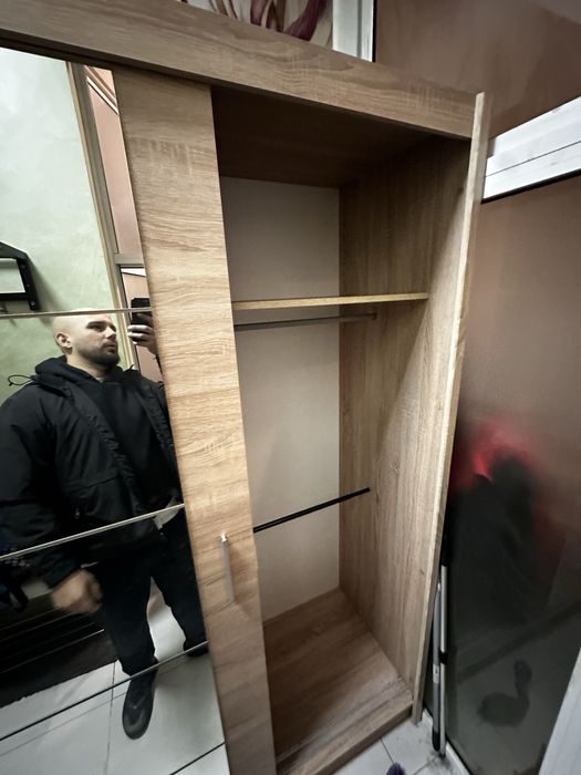 Гардероб Jysk с плъзгащи врати и огледало – 200 лв.