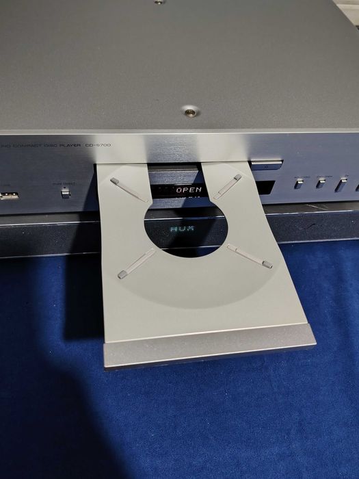 YAMAHA CD-S700 Natural Sound Compact Disc Player