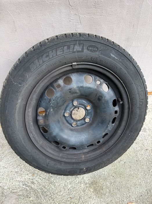 Cauciucuri de iarnă Michelin 185 65 R15 cu jante din oțel